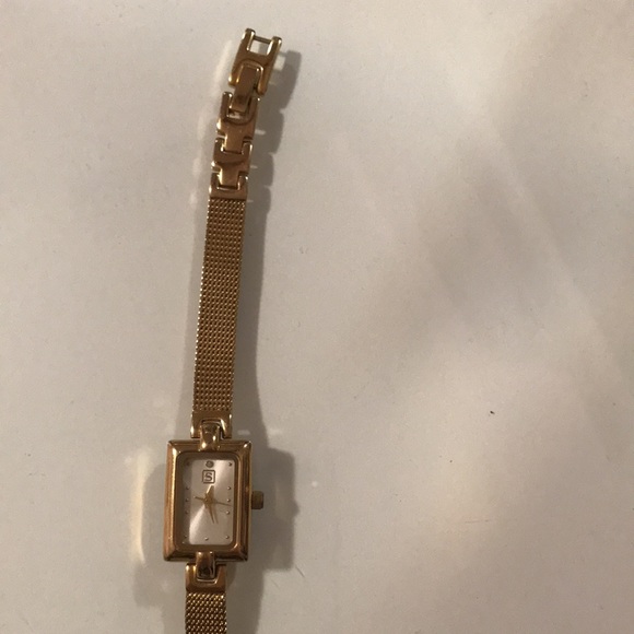 Women’s Squared Watch - Picture 10 of 11